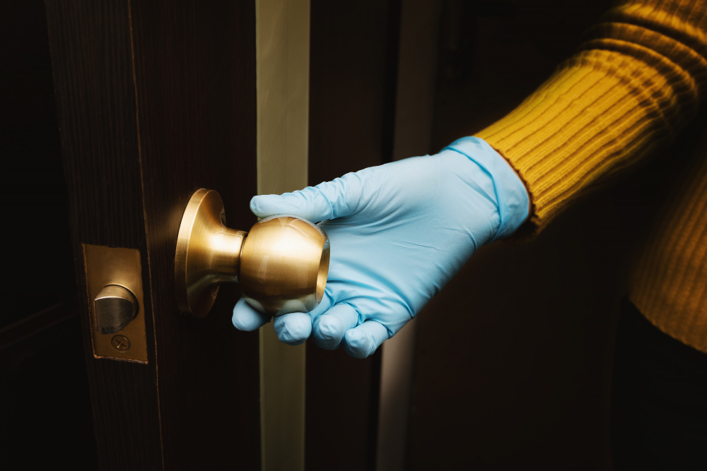 local locksmith fixing door lock